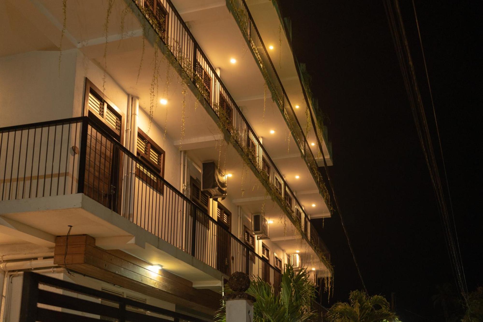 Traveller'S Hotel ฮิกคาดูวา ภายนอก รูปภาพ